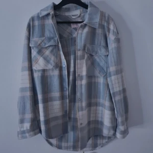 Vårig jacka - (Ni betalar frakten) Aldrig använd fin jacka med härliga färger