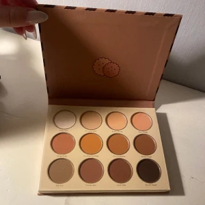 Ögonskuggor  - Oanvänd ögonskuggspalett från sheglam, endast testat två av färgerna, bra kvalitet å pigment. Hör av dig vid funderingar.