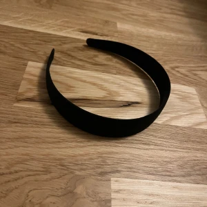 Diadem  - Svart basic diadem. Säljer på grund av att det aldrig kommer till användning. Har nästan aldrig använt det. Köpt för typ 30kr❤️ kontakta vid intresse 