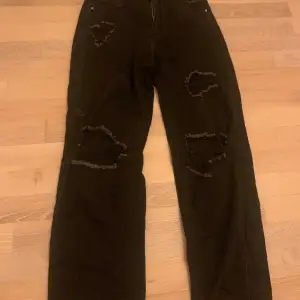 Svarta straight jeans med hål high waisted