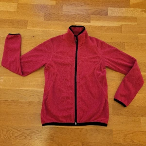 Zipup-kofta - Superskön zipup-kofta från Etirel, storlek 140. Kan fraktas men köparen står för frakten 💕