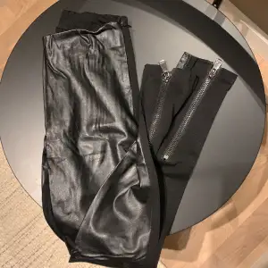 Skinn/svarta tyg tights med dragkedjor från fav/Nelly.Com 