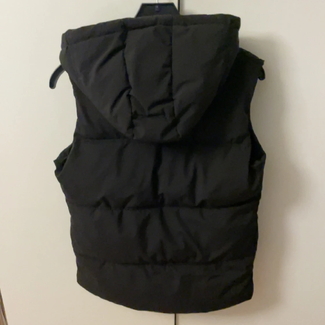 Svart väst med luva - 90