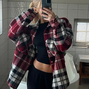 Rutig jacka - Rutig jacka, super mysig perfekt för vår och höst, oversized fit