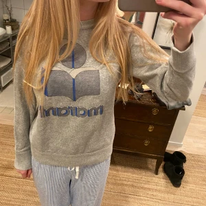 Isabel marant tröja - Så fin tröja från isabel marant. Knappt använd, men i tvätten försvann blått från trycket, men tycker den är väldigt cool ändå(se sista för original tröjan)Inga defekter osv, köpte för ca 3000kr.Prislapp medföljer. PRIS KAN DISKUTERAS 