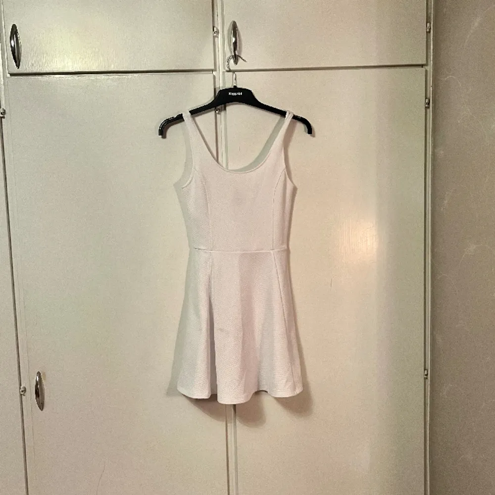 En jätte söt vit klänning som tyvärr inte passar mig längre 🤍🦢 Storlek: 34 / S . Klänningar.