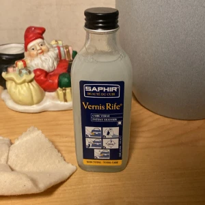 Lackolja för lanvins - Lackolja till lanvins! — applicerar för att göra Cap Toe/lackskor mer glansig — funkar till alla lanvins eftersom det är neutral färg — nypris 500 mitt pris 300 — fråga bara om mer info!