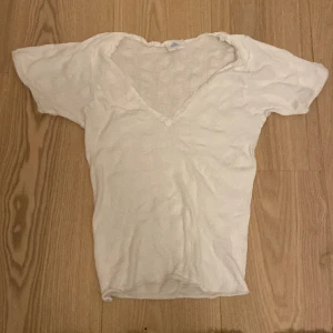 Söt vit T-shirt  - Storlek xs-s, jättefin T-shirt som var köpt på loppis men har tyvärr inte kommit till användning🤍