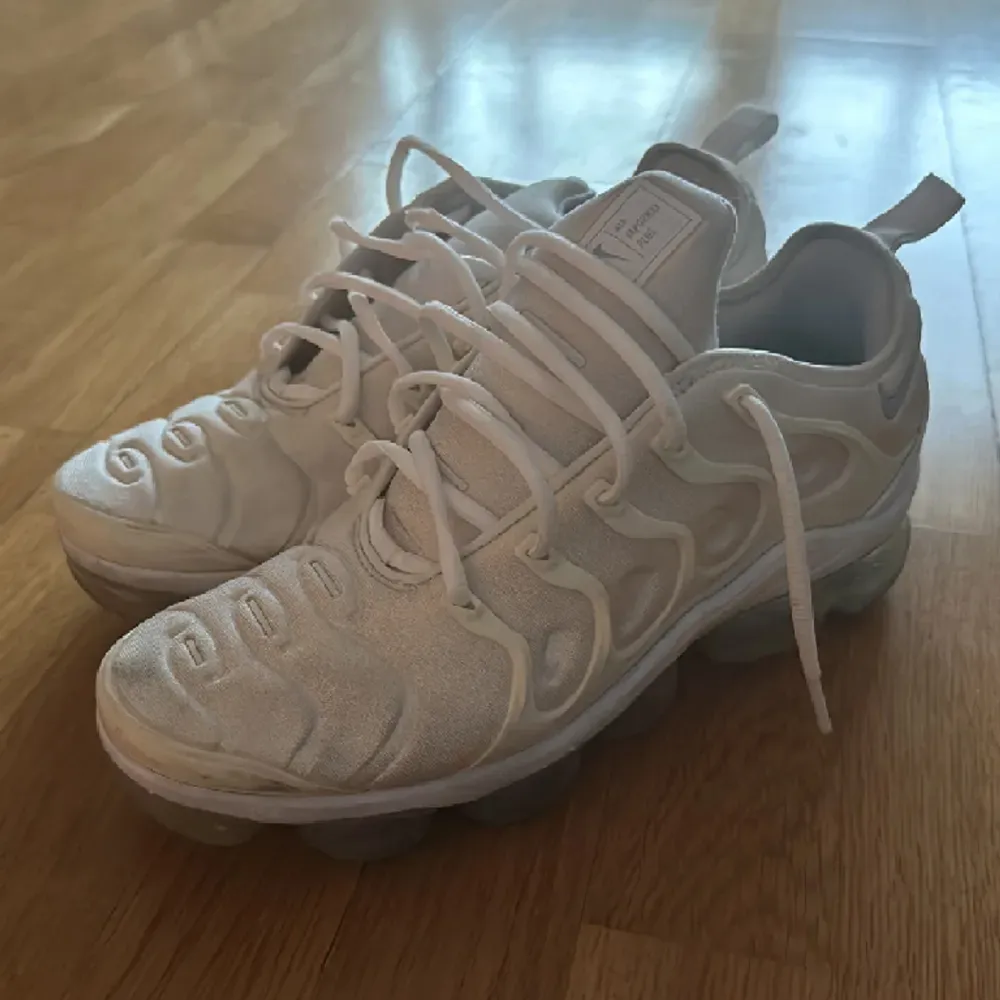 Äkta vita Nike vapormax skor köpta från zalando för 2745kr för ett tag sen men blev tyvärr inte använda så mycket eftersom de inte passade efter någon månad.. Skor.