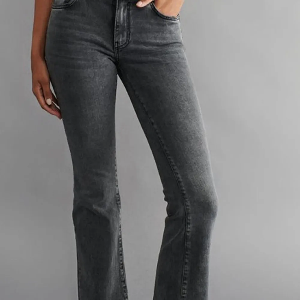 Sjukt snygga gråa jeans😍 De passar perfekt för alla väder och de sitter helt magiskt😍Bilderna är lånade komm privat för mer bilder🤍. Jeans & Byxor.