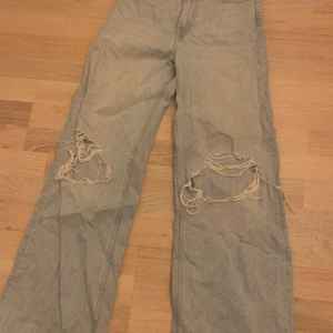 Jeans  - Blå håliga jeans med hål 