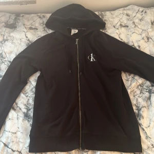 Calvin Klein tröja - En Calvin Klein tröja, lite använd men bra skick.
