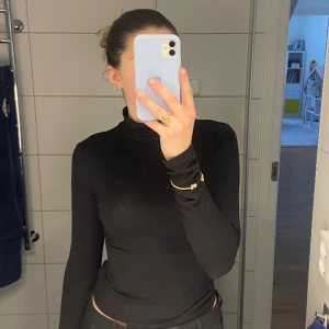 Polo topp - Knappast använd och väldigt fint skick. Köpt på gina ett tag sen i storlek M men passar även S💗