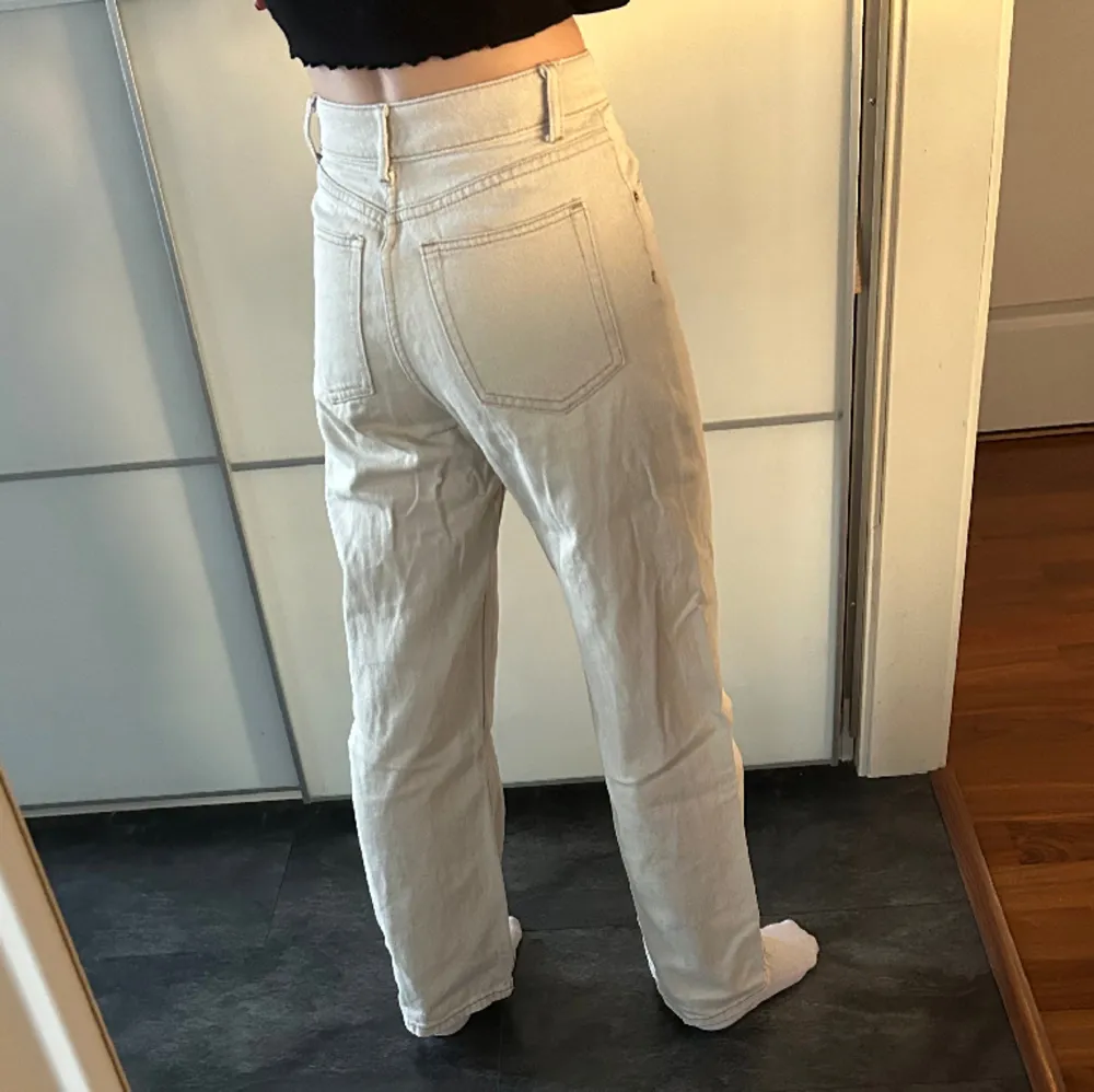 Jag säljer ett par beiga jeans från shein då de inte kommer till användning längre. De är i storlek xs/34 och i använt skick. Jag är 162cm . Jeans & Byxor.