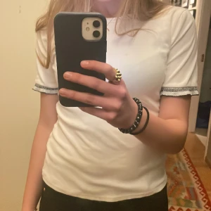 Zara t-shirt  - Jätte cool t-shirt med snygga ärmdetaljer från zara som köptes sommaren 2023!!💞 Säljs då den inte kommer till användning för mig längre💘💘 Finns inte att hitta hos zara nu, så tryck på köp nu!! 