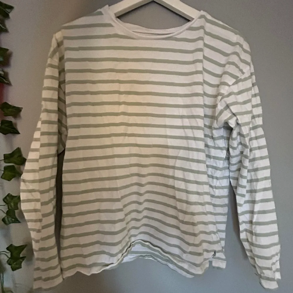 Säljer en randig vit/ grön tröja från Lager 157 i storlek M. Den är i använt skick.. Tröjor & Koftor.