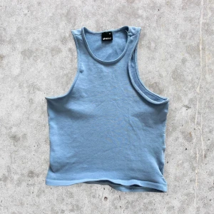 Ljusblå top / linne y2k - En jättefin ljusblå top från Gina Tricot i storlek M. I fint skick. För fler bilder eller mått kontakta mig 🙌 