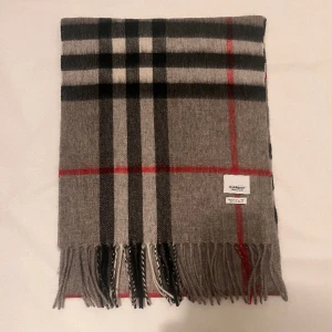 Burberry Halsduk 100% Kashmir - STEAL  Nypris: 6 042kr | Vårt pris: 1550kr | Skick: 10/10 | Färg: grå | Kontakta privat vid minsta fundering 