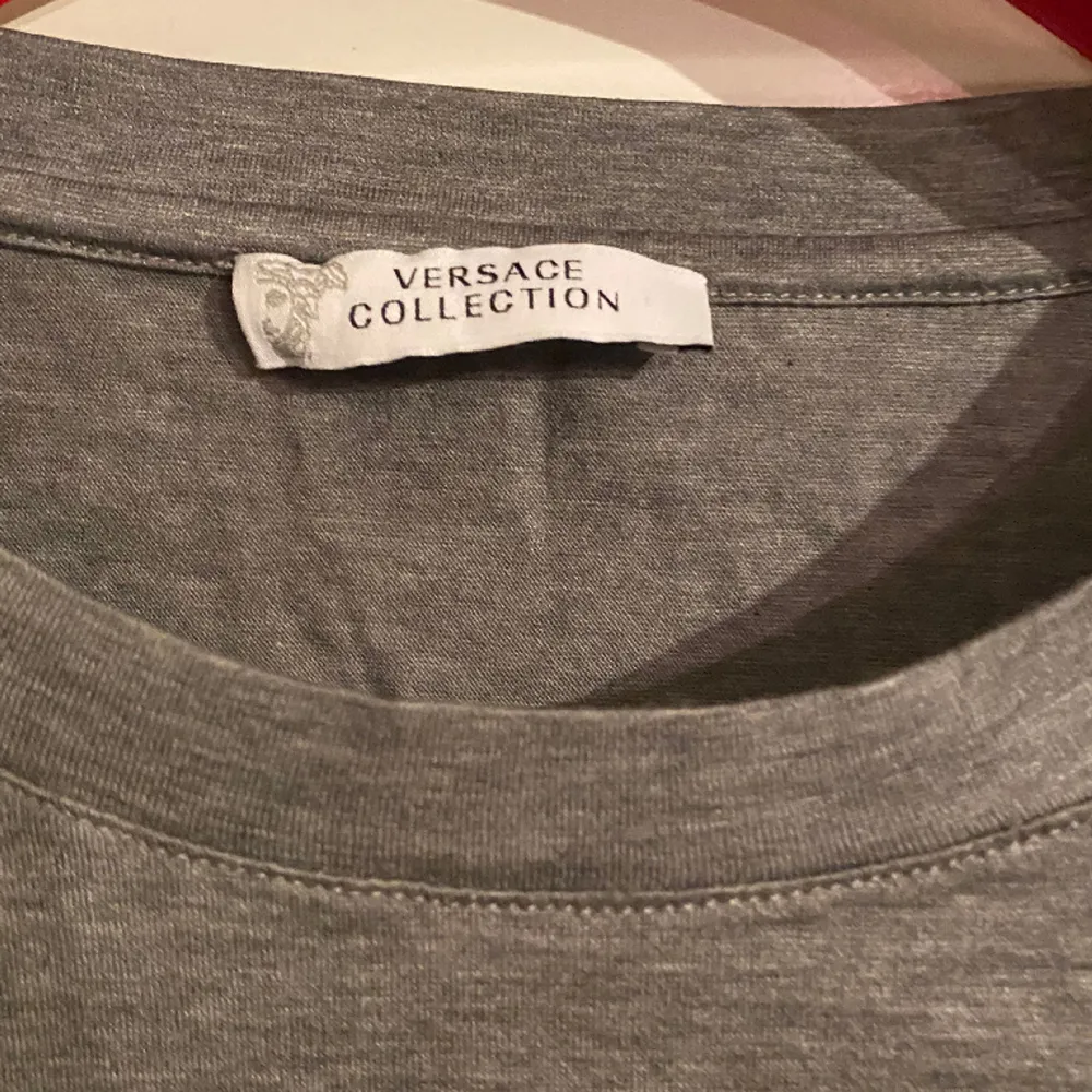 Versace tröja i storlek L. Bra skick! . T-shirts.