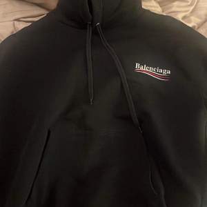 Balenciaga hoodie  Storlek: L sitter som en M  Finns legit check på tröjan från Balenciaga talk worldwide. Kan skickas i dm.   Kostar över 10000 ny säljes för 3700 kr 