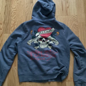 Ed hardy  - Säljer min superfina Ed hardy kofta, jag älskar den men behöver pengarna, den har ett hål nere vid fickan men som knappt syns (bild går att få) och har tappat några stenar på ryggen därav priset. Storlek S, skriv för frågor eller intresse💓