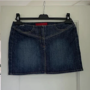 Kort jeanskjol  - Så himla fin jeanskjol jag köpte på plick men som tyvärr är för liten för mig 🌟 Märket är fcuk jeans och storleken är 8 och passar S ☺️  Bilder är lånade av förra säljaren ✨ Hör av dig vid frågor eller för att diskutera pris