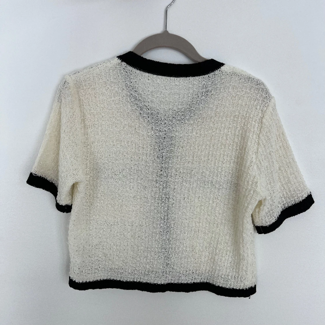 Klassisk virkad blus med guldknappar - 90