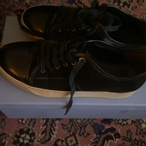 Lanvin skor - Tjena! Säljer mina lanvins i storlek 41-42 därför att dem är försmå. Skick: 7/10 lite skador och smutsiga men det är enkelt att tvätta bort. Jag kan även tänka mig å byta mot ett par andra lanvins skor i större storlek såsom 44-45. Pris kan diskutera