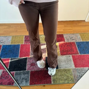 Bruna jeans - Super fina mid waist bruna jeans som är utsvängda. Sitter bra i längden på mig som är 172❤️