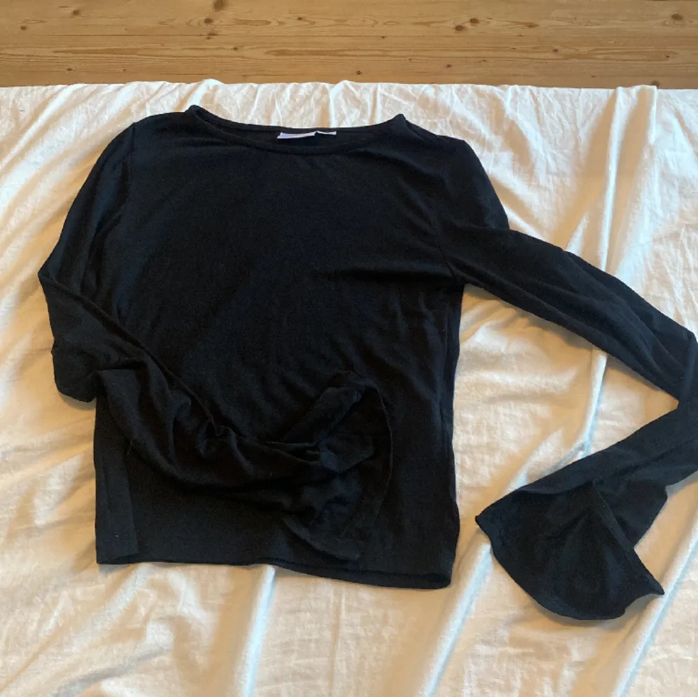 Säljer denna tröja från Gina tricot för att jag inte är i behov av den längre💜💞☘️ Anvämd ca 1-2 gånger i sommar men inte mera☘️💜😍 Köptes i sommar för ca 200 tror jag och säljer för 70kr+ frakt men pris kan diskuteras ☘️💞💜👍🏻💞❤️. T-shirts.