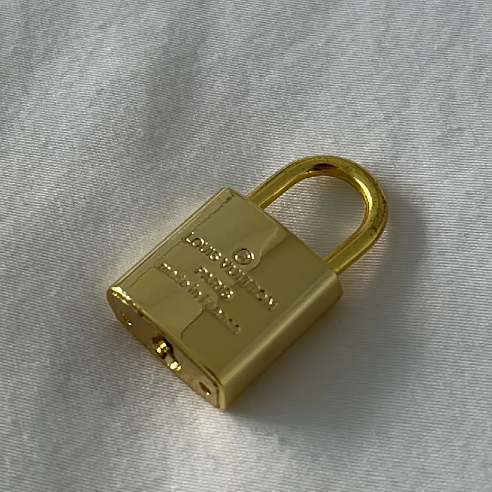 Berlock, ett lås som ej går att öppna då jag tappat nyckeln. Superfin som halsband. Totalhöjd 3,5cm. Accessoarer.