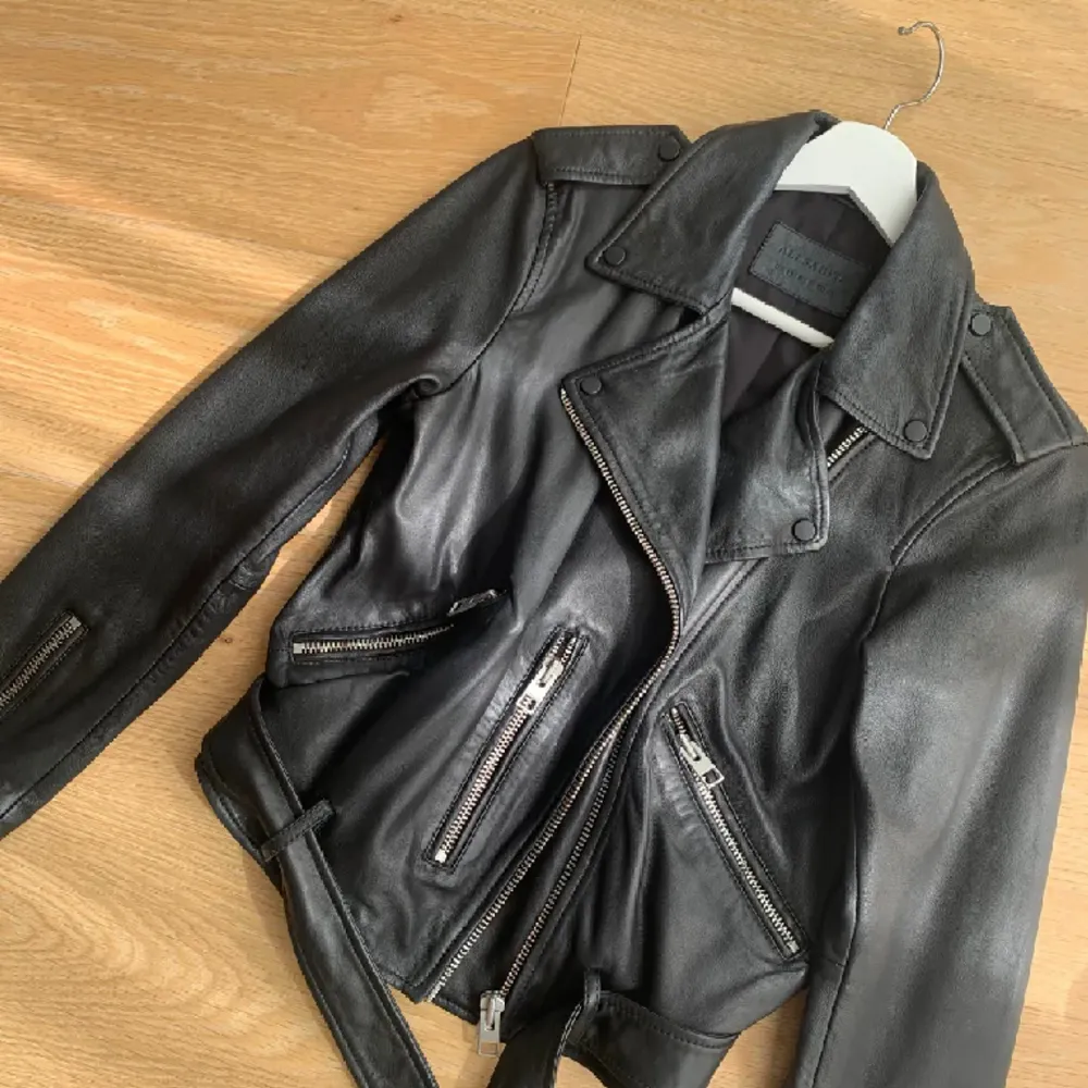 ALLSAINTS Balfern Leather Biker Jacket Nypris 4500. Använd sparsamt. Se bild 2 . Jackor.