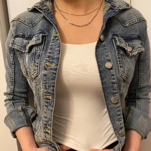 Jeansjacka blå - blå jeansjacka från zara, sitter jättebra💕💕nypris 300