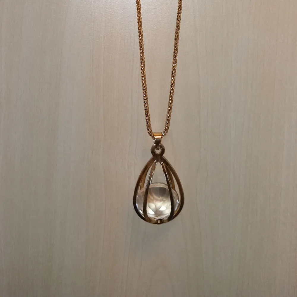 Nice water droplet pendant with long chain. Accessoarer.