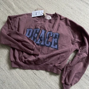 Tröja pull & bear - Tröja, perfekt för träning eller vardag. Aldrig använd med prislapp kvar. Tröjan är från pacific republic pull & bear