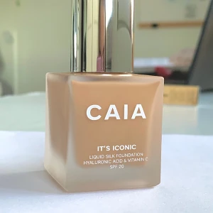 Caia Foundation, OANVÄND  - Caia’s ”It’s Iconic Foundation” i färgen 3N (Bianca Ingrosso använder denna färg).☀️ Foundationen är helt OANVÄND. Säljer för otroligt billigt pris, då nypris är 325kr! ✨