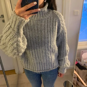 H&m tröja - Cozy och varm tröja från H&M. Använt skick och då samma modell redan säljs på H&M idag säljer jag den billigt här