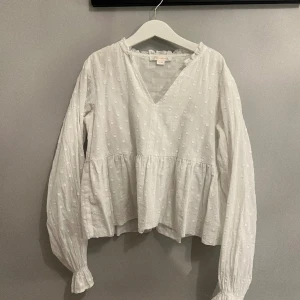 Blus - Jättefin blus, använd fåtal gånger och ser ut som ny. Den är i stl 146-152 från Gina young. Pris kan diskuteras, och köparen står för frakten💞