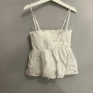 Blus  - Väldigt fin blus från Gina young. Säljer denna tröja/kjol eftersom den inte kommer till användning och för att den är för liten. Jag säljer den för 60kr. Köparen står för frakten!💞