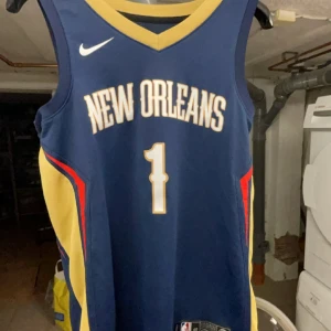 NBA Zion Williamson Jersey - Den har använts en eller två gånger, den är fortfarande i nyskick.  Inga problem
