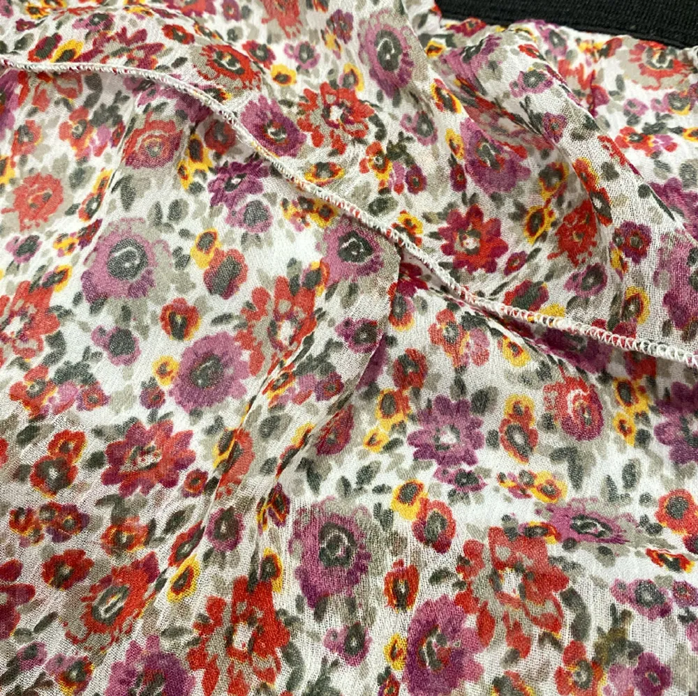 En fin kjol med volanger och blommigt mönster som är perfekt till sommaren! kort och luftig.. Kjolar.