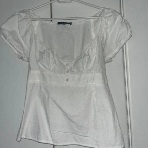 Brandy Melville topp - Säljer denna super söta topp från Brandy Melville, aldrig använt!🤍 Toppen är one size men passar xs/s