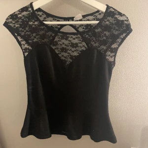 Topp - Super fin tröja med spets från Gina🌺lite öppen i ryggen