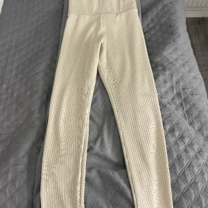 Tränings byxor - Storlek xs, har en liten fett fläck fram på benet, går att vika ner, skönt och randigt material.