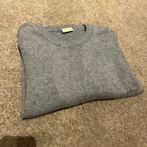 blågrå stickad vila tröja - väldigt fin tunnstickad tröja från vila💞 storlek M.