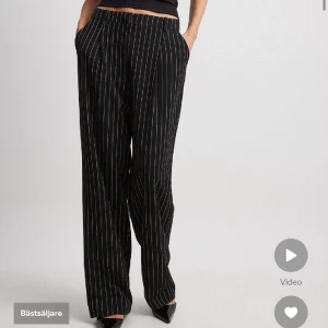 randiga kostymbyxor na-kd  - fina randiga kostymbyxor från na-kd 💘