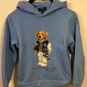 En polo bear hoddie i barn storlek, den har bara legat i garderoben och nästan aldrig kommit till användning. Den är som ny och hela motivet på björnen är kvar och har inte torkat ut