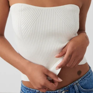 Tube top från Gina Tricot  - Ljusbeige nästintill vit tube topp köpt på Gina Tricot🤍 Endast testad därmed i nyskick. Säljer pga att den inte används, hör av dig vid frågor!🫶🏻Storlek M men kan passa någon som är S också