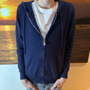 Kashmir hoodie - Tja säljer nu denna trendiga Kashmir hoodien i en blå färg. Skick 8/10.  Storlek är xs ungefär, passar mig som är 171, vet inte vart den kommer ifrån för att det inte finns någon lapp. Mitt pris 599. Fraktar spårbart via posrnord eller mötas i Stockholm 📦