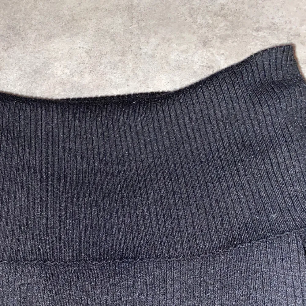 säljer denna offshoulder tröjan pga minskad användning, använd ett par fåtaliga gånger🥰. Tröjor & Koftor.